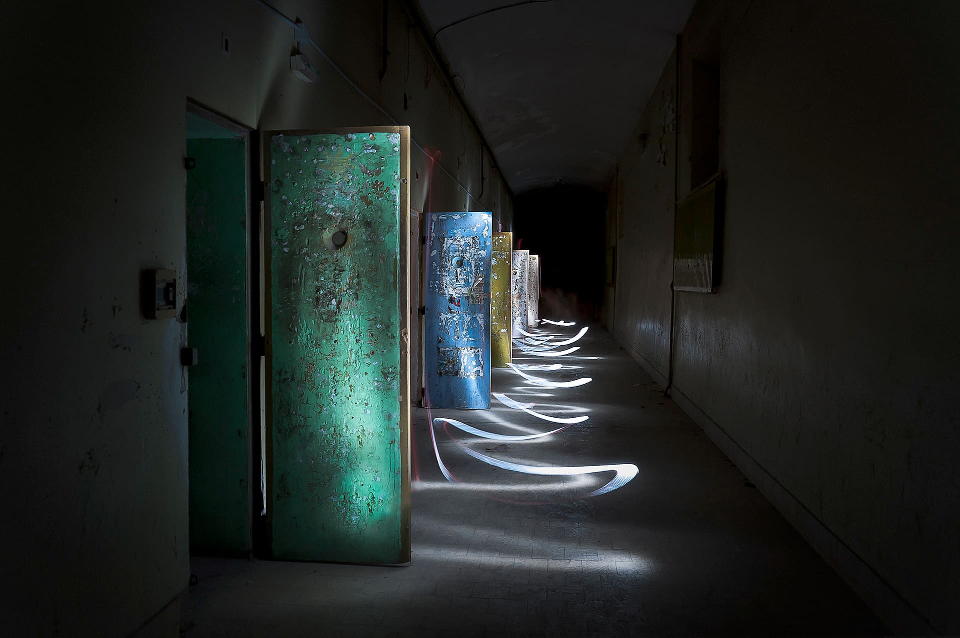 urbex-exploration-france-prison-avignon-lightpainting-porte